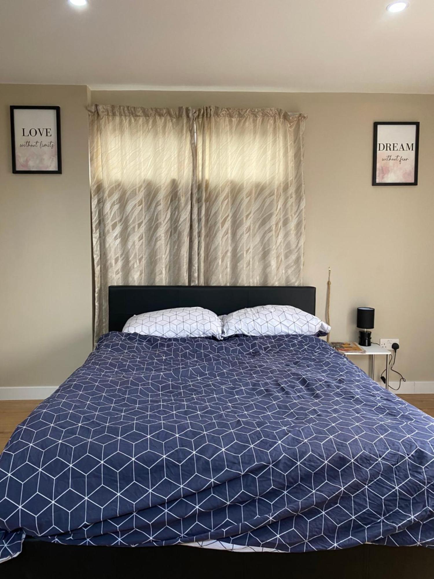 A Spacious Double Bed Studio Stoke-on-Trent Exterior photo